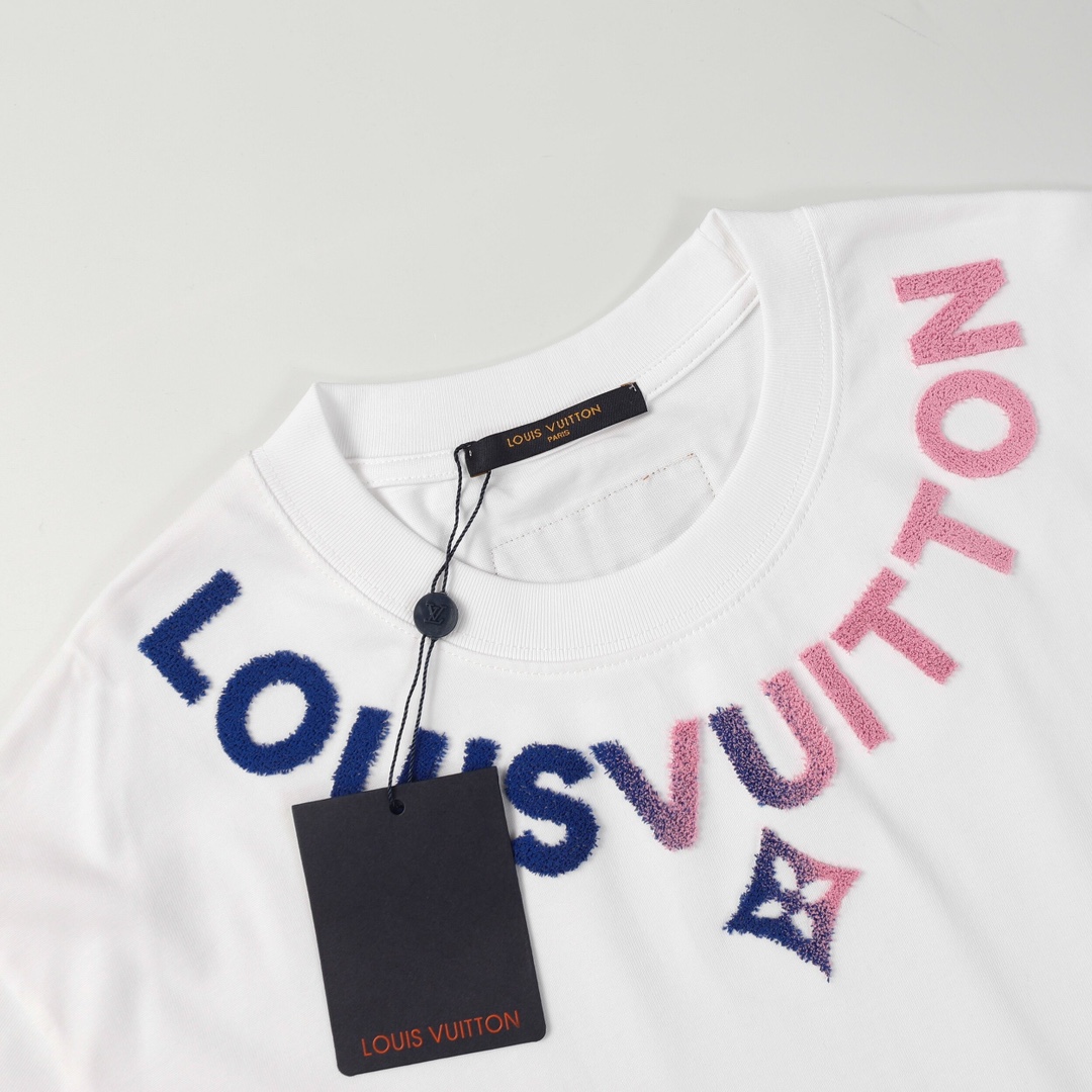 230760bd.jpg LV T-shirt White Gradient Logo
