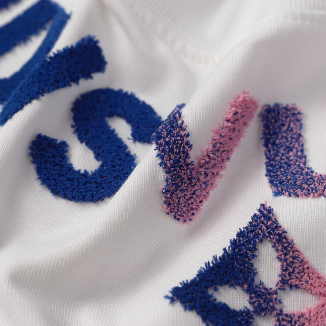 c895f0b0.jpg LV T-shirt White Gradient Logo